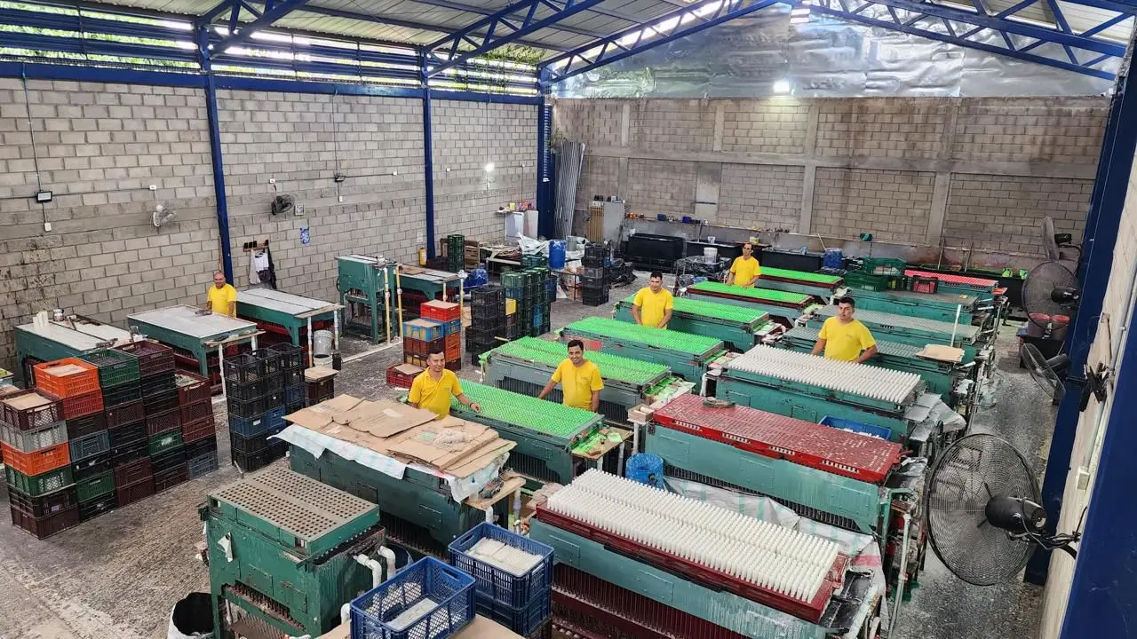 Maquinaria y moldeo en planta de producción Veladoras Santa María